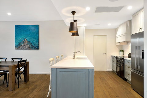Belle Vue- Penthouse At Black Beach - Food Delivery Shop 6
