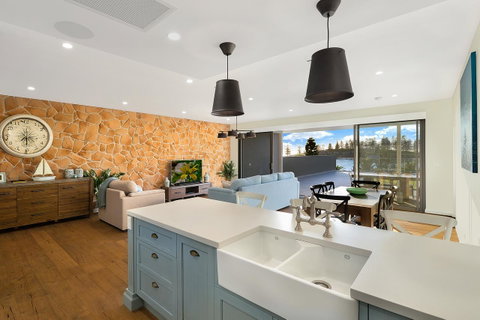 Belle Vue- Penthouse At Black Beach - Food Delivery Shop 4