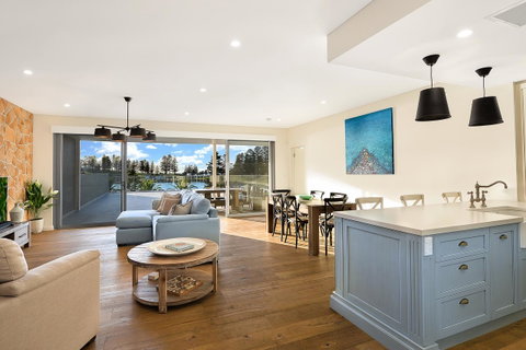 Belle Vue- Penthouse At Black Beach - Food Delivery Shop 3