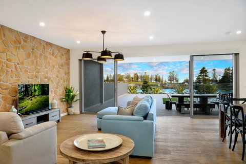Belle Vue- Penthouse At Black Beach - Food Delivery Shop 1