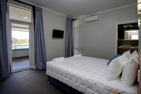 Lakes And Ocean Hotel Forster - Food Delivery Shop 12