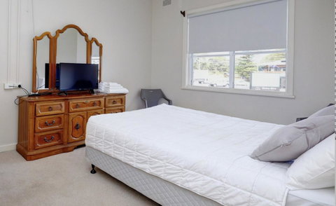 Lakes And Ocean Hotel Forster - Food Delivery Shop 1