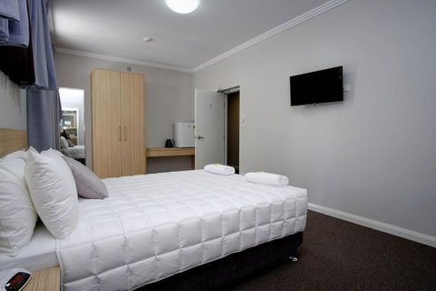 Lakes And Ocean Hotel Forster - Food Delivery Shop 15