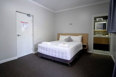 Lakes And Ocean Hotel Forster - Food Delivery Shop 13
