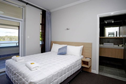Lakes And Ocean Hotel Forster - Food Delivery Shop 25