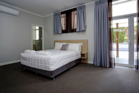 Lakes And Ocean Hotel Forster - Food Delivery Shop 19
