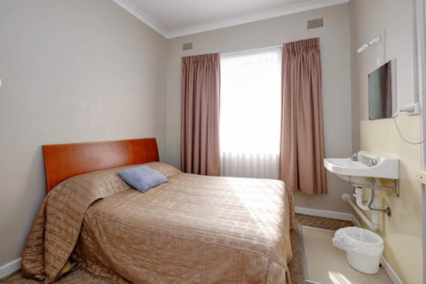 Lakes And Ocean Hotel Forster - Food Delivery Shop 9