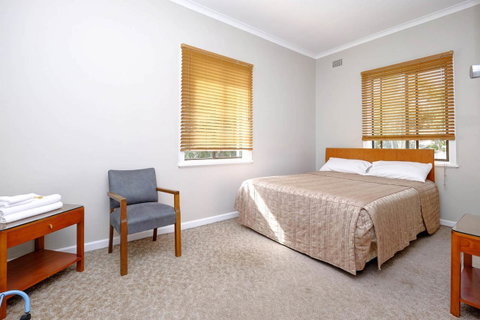 Lakes And Ocean Hotel Forster - Food Delivery Shop 8