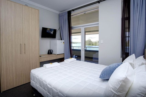 Lakes And Ocean Hotel Forster - Food Delivery Shop 30