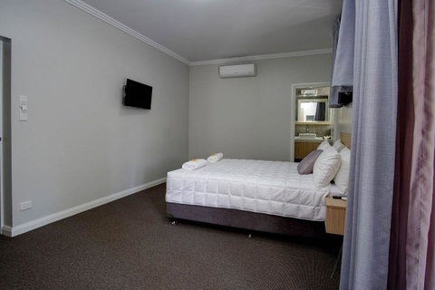 Lakes And Ocean Hotel Forster - Food Delivery Shop 17