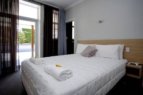 Lakes And Ocean Hotel Forster - Food Delivery Shop 20