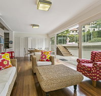 Summery spacious 4 bed home in Kurraba Point - Food Delivery Shop