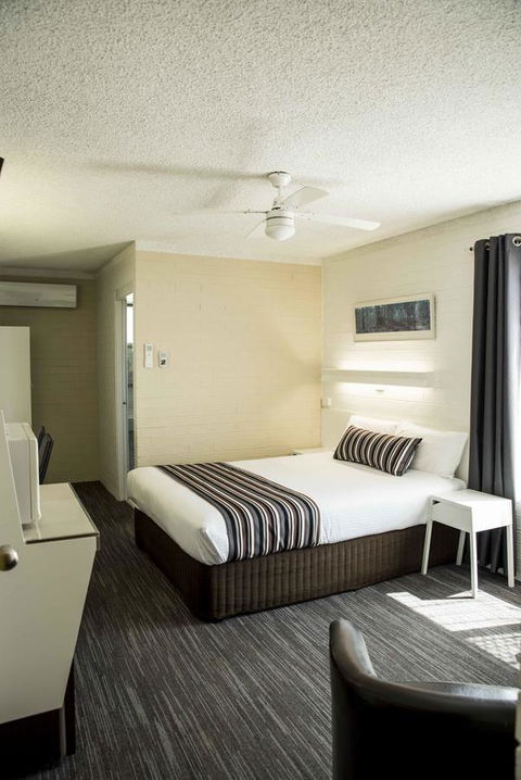 Coastal Bay Motel - Food Delivery Shop 35