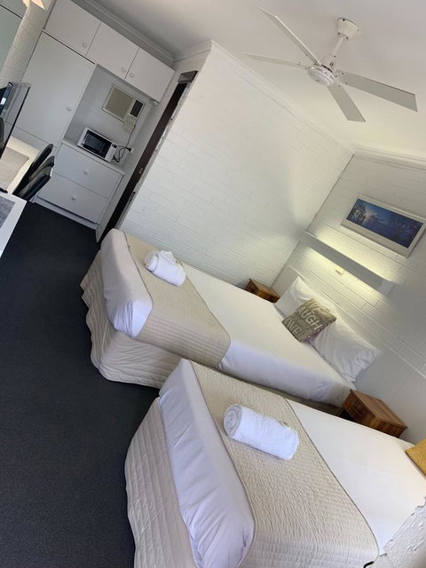 Coastal Bay Motel - Food Delivery Shop 34