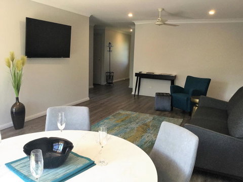 Tic Tac Toe Quality Accommodation - Food Delivery Shop 9
