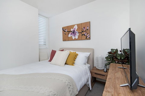 Arena Luxury Beachfront Apartment - Food Delivery Shop 24