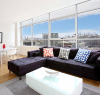 Gadigal Groove - Modern and Bright 3BR Executive Apartment in Zetland with Views - Food Delivery Shop