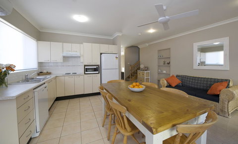 Marty's @ Little Beach - Pet Food Australia 10