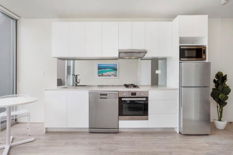 Bondi Beach Studio King Suite + Balcony - Food Delivery Shop 3