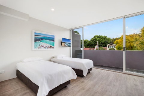 Bondi Beach Studio King Suite + Balcony - Food Delivery Shop 1