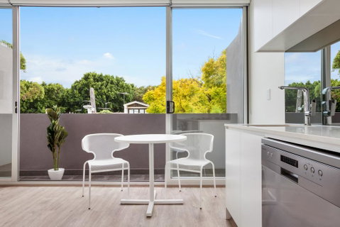 Bondi Beach Studio King Suite + Balcony - Food Delivery Shop 2