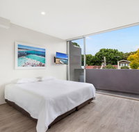 Bondi Beach Studio King Suite  Balcony - Food Delivery Shop