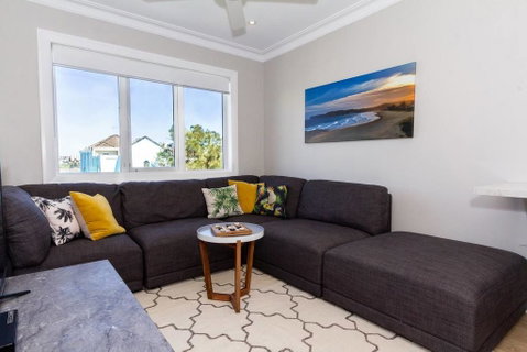 BONDI BREEZE-hosted By:L'Abode Accommodation - Food Delivery Shop 1