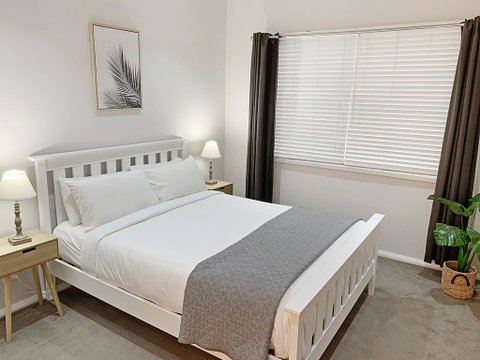 Bright 3-bedroom Apartment - Central Armidale - Food Delivery Shop 2