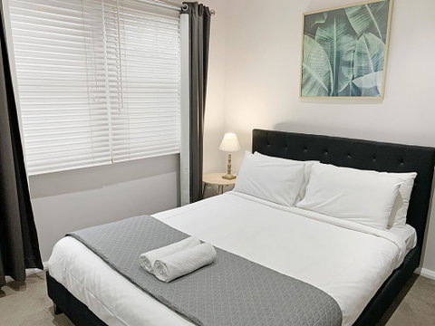 Bright 3-bedroom Apartment - Central Armidale - Food Delivery Shop 3