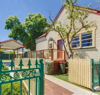 Bright 3-bedroom apartment - Central Armidale - Food Delivery Shop