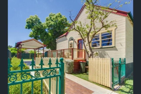 Bright 3-bedroom Apartment - Central Armidale - Food Delivery Shop 0