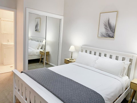 Bright 3-bedroom Apartment - Central Armidale - Food Delivery Shop 1