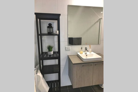 Bright, Modern, Stylish - Top Floor Apt - Woden - Food Delivery Shop 1