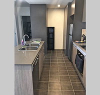 Bright Modern Stylish - Top Floor Apt - Woden - Food Delivery Shop
