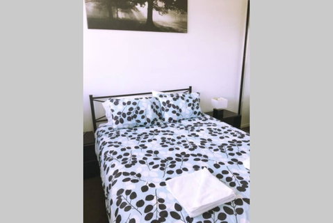 Bright, Modern, Stylish - Top Floor Apt - Woden - Food Delivery Shop 2