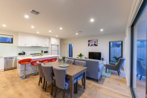 Brighton East 3 Bedroom 3 Bathroom Townhouse - Food Delivery Shop 1
