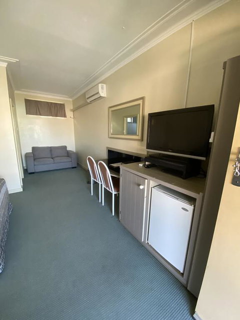Bucketts Way Motel Gloucester - Food Delivery Shop 2