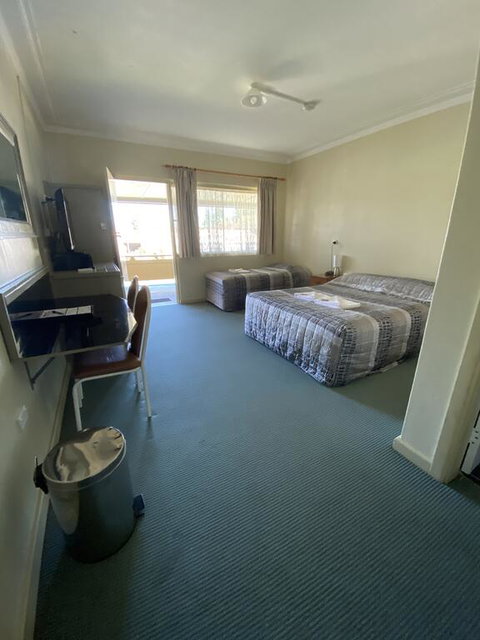 Bucketts Way Motel Gloucester - Food Delivery Shop 1