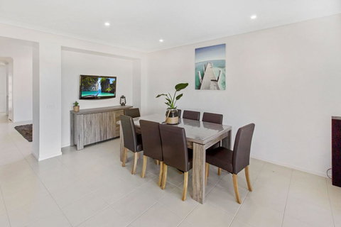 Captains Hideaway - Jetty Berth And Pet Friendly - Food Delivery Shop 2