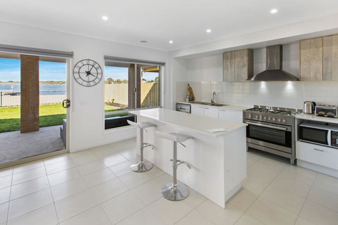 Captains Hideaway - Jetty Berth And Pet Friendly - Food Delivery Shop 1