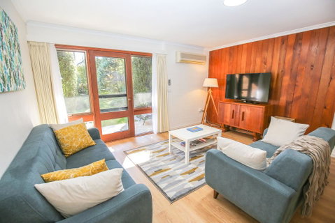 Cedar Holiday Units - Apartment 5 - Food Delivery Shop 1