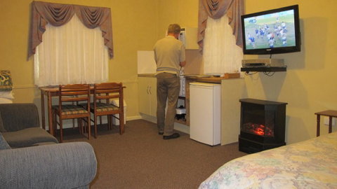 Cedar Lodge Cabins - Food Delivery Shop 1