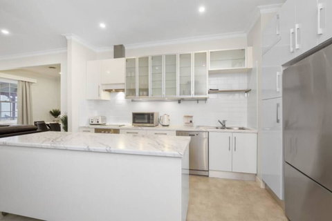 Central And Charming On Wallace - Food Delivery Shop 2