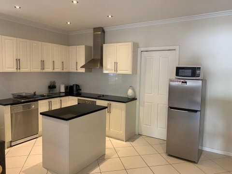 Central Armidale 2-Bedroom Apartment - Food Delivery Shop 1