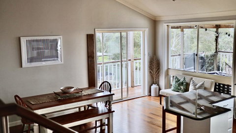 Central Coast Getaway 4B Family Holiday Home - Food Delivery Shop 2