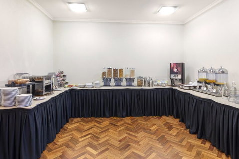 Central Motel & Apartments, Best Western Signature Collection - Food Delivery Shop 3