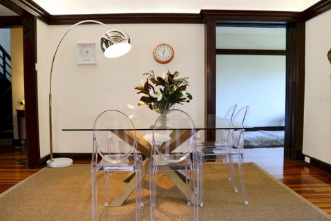 Charming & Cosy Home With City Views - Food Delivery Shop 2