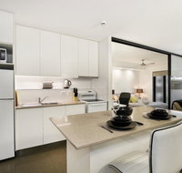 City Getaway Modern Bowen Hills 1 Bedroom with Free WIFI and Parking - Food Delivery Shop
