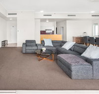 City-Centre Apartment With River Views and Balcony - Food Delivery Shop