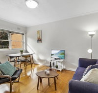 Comfy one-bedroom unit between city and airport - Food Delivery Shop